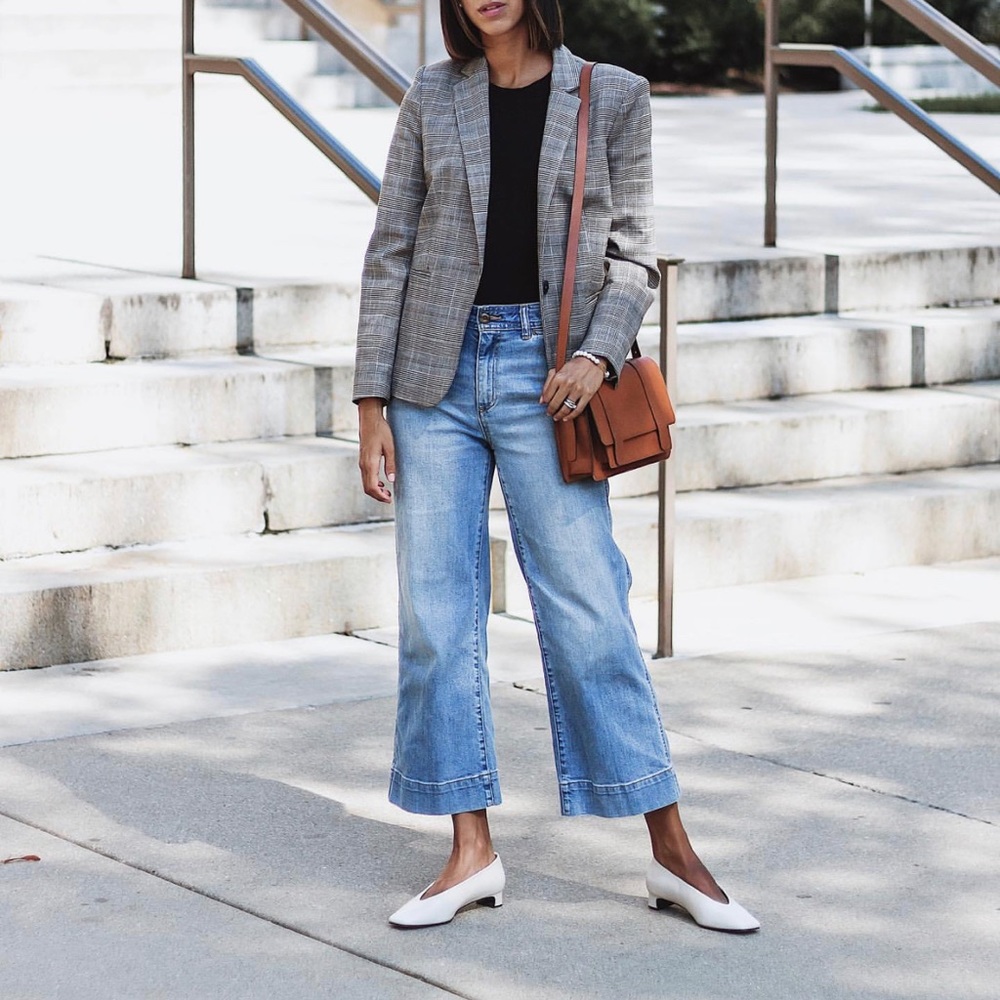 GAP Wide Leg Flare Jeans in Medium Blue - Picture 2 of 6
